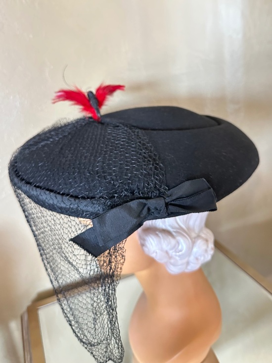 SUPERB 1940\'s BLACK FELT WIDE BRIM HAT + RED FEATHER \